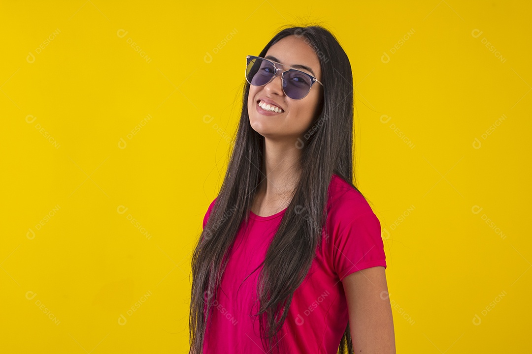 Mulher jovem bonita usando óculos em fotografia de estudio para publicidade