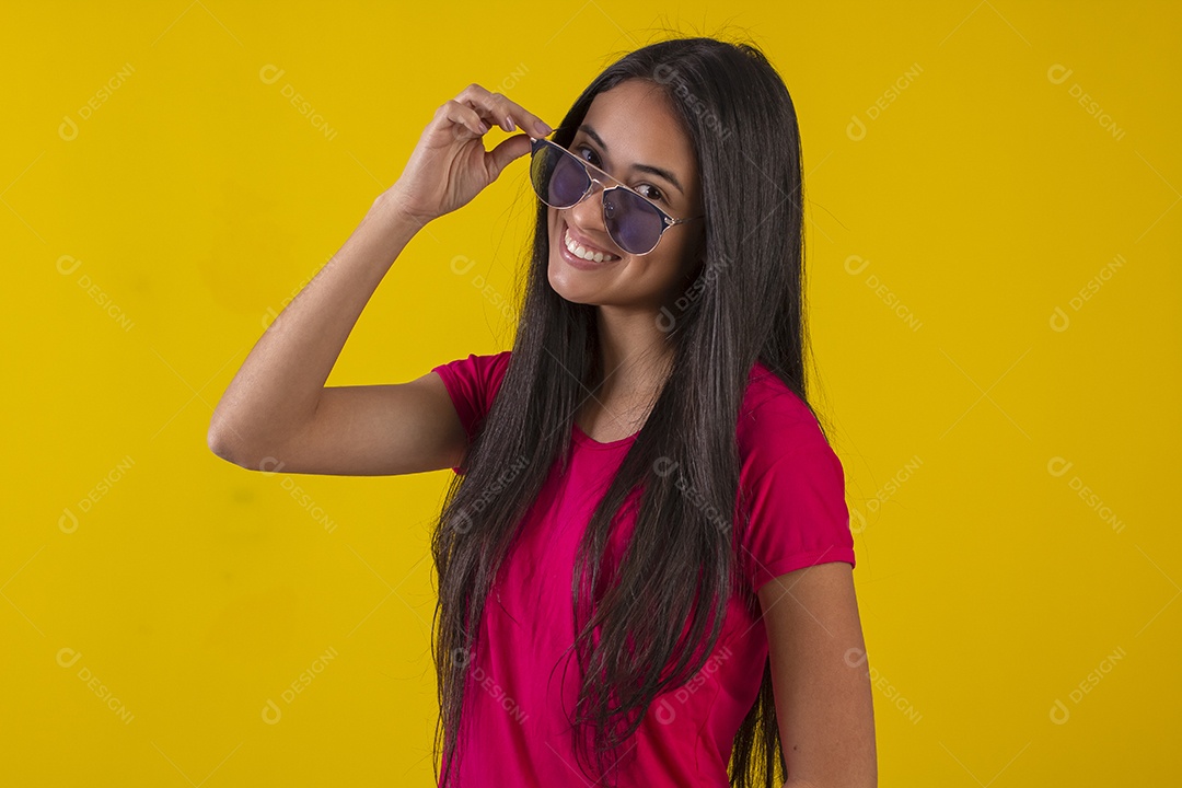 Mulher jovem bonita usando óculos em fotografia de estudio para publicidade