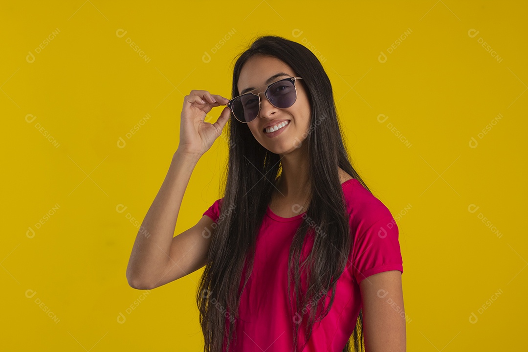 Mulher jovem bonita usando óculos em fotografia de estudio para publicidade