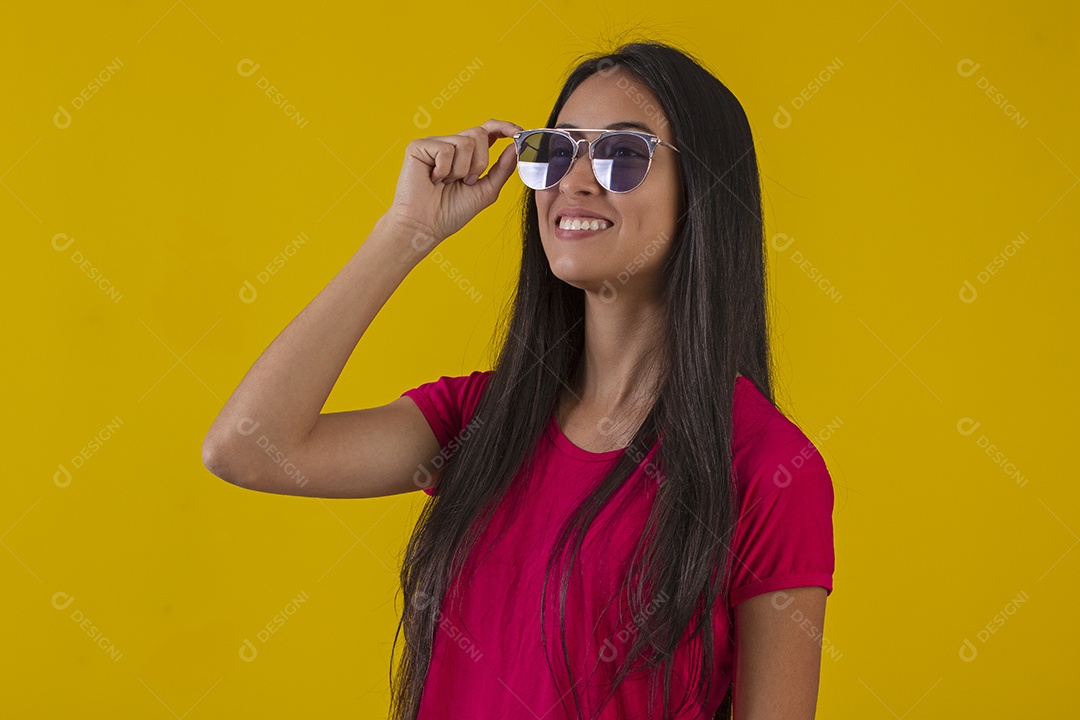 Mulher jovem bonita usando óculos em fotografia de estudio para publicidade
