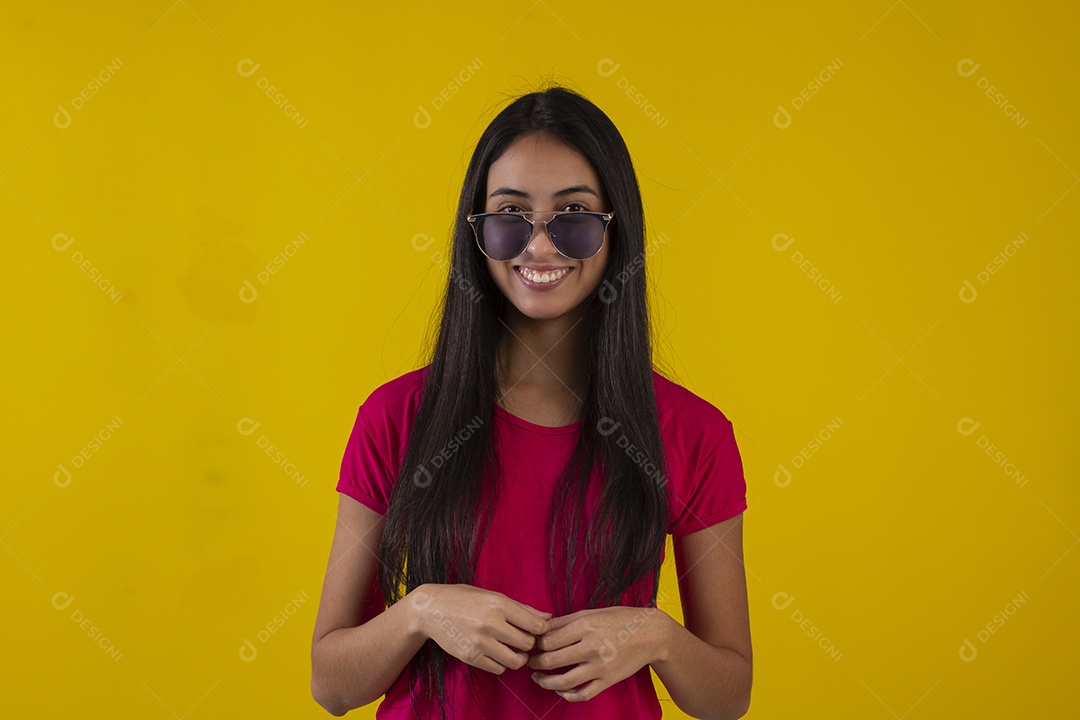 Mulher jovem bonita usando óculos em fotografia de estudio para publicidade