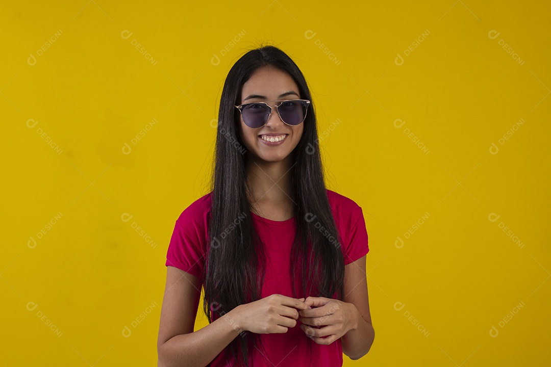 Mulher jovem bonita usando óculos em fotografia de estudio para publicidade