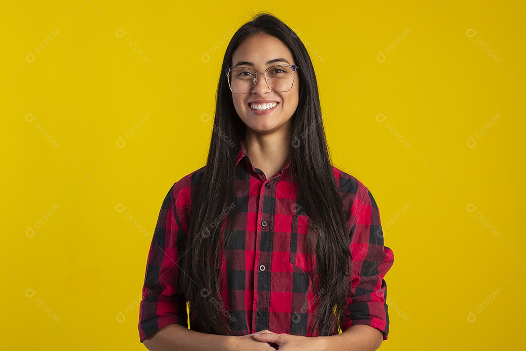 Mulher jovem bonita usando óculos em fotografia de estudio para publicidade