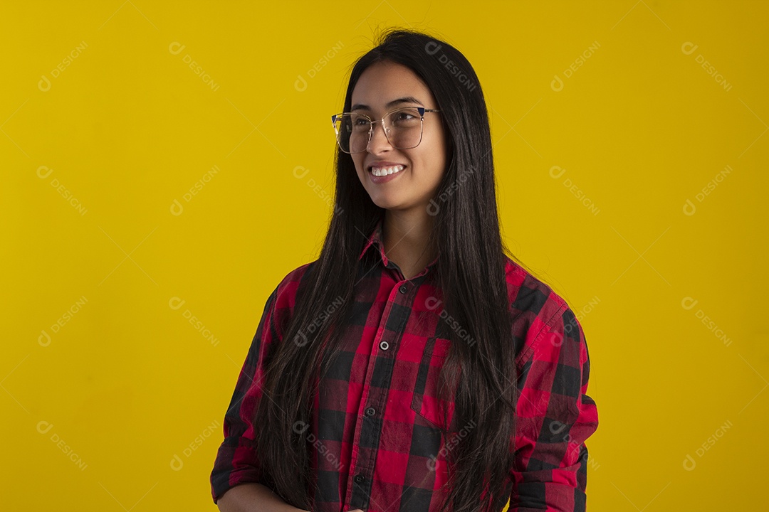 Mulher jovem bonita usando óculos em fotografia de estudio para publicidade