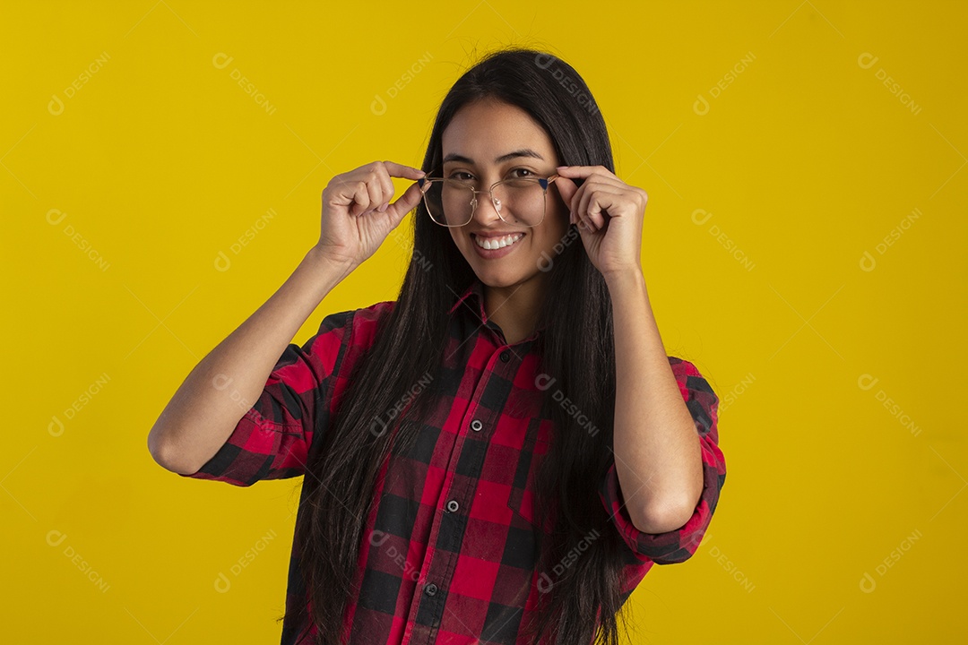 Mulher jovem bonita usando óculos em fotografia de estudio para publicidade