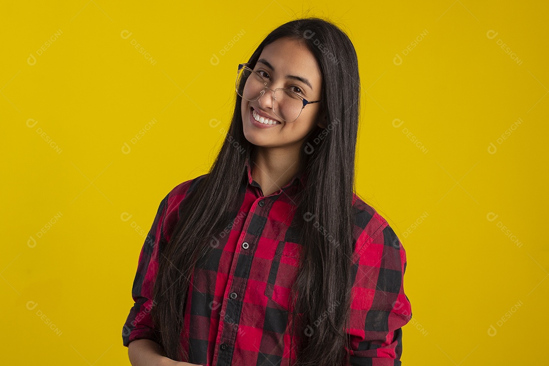 Mulher jovem bonita usando óculos em fotografia de estudio para publicidade