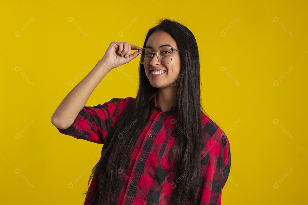 Mulher jovem bonita usando óculos em fotografia de estudio para publicidade