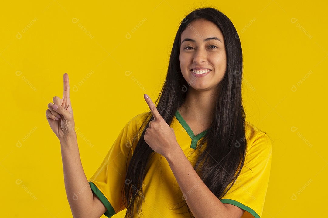 Jovem brasileira vestindo uma camisa amarela de time de futebol