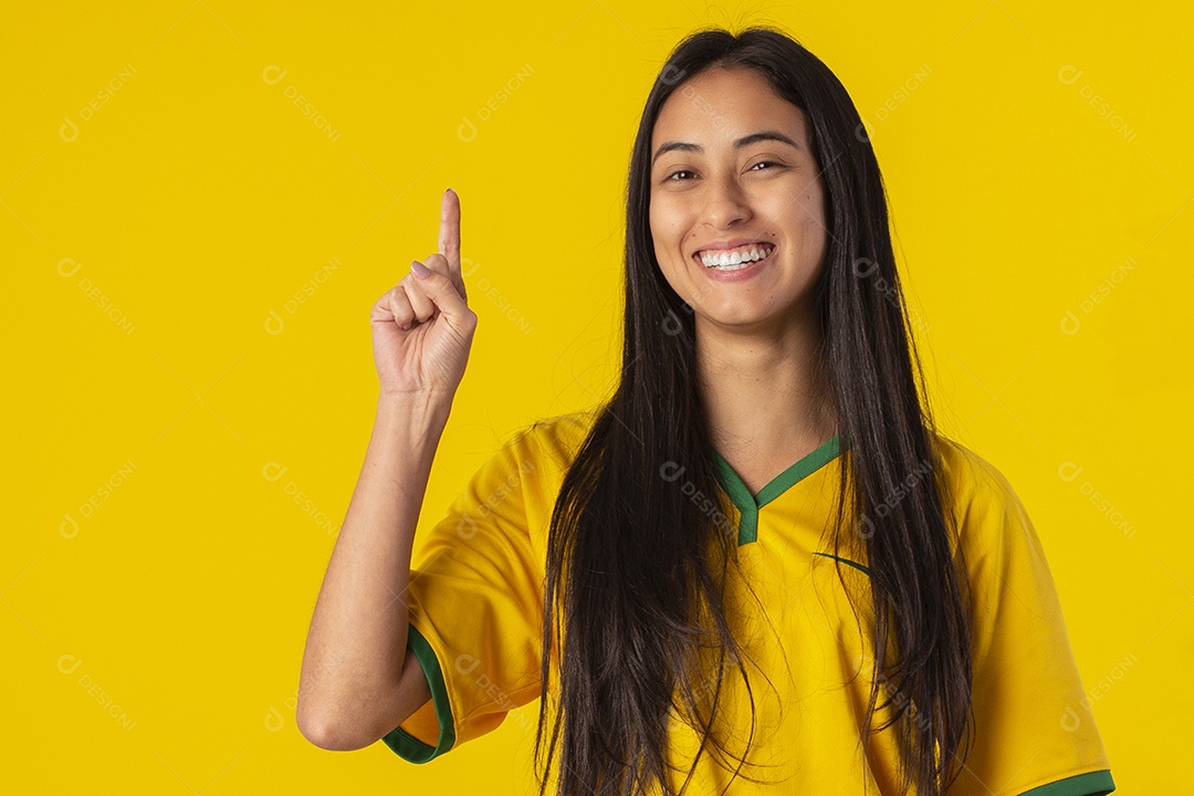 Jovem brasileira vestindo uma camisa amarela de time de futebol
