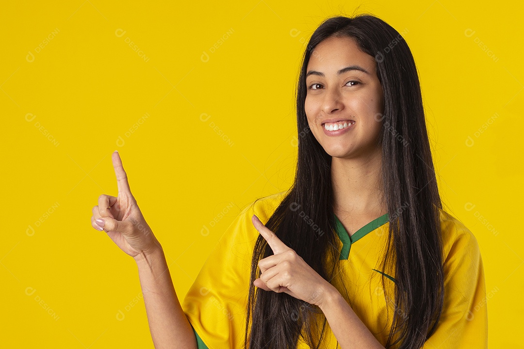 Jovem brasileira vestindo uma camisa amarela de time de futebol