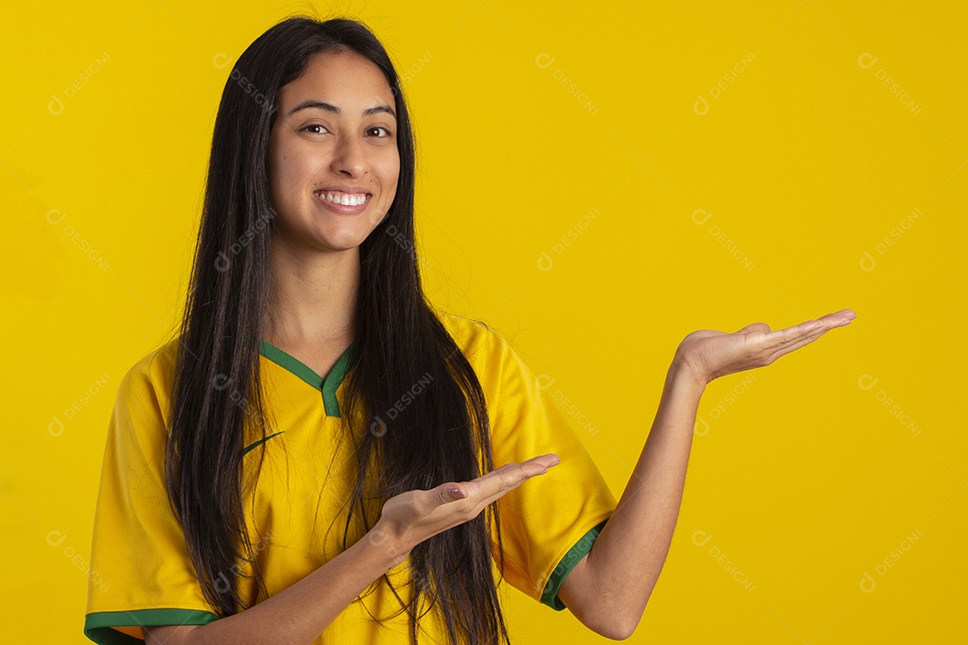 Jovem brasileira vestindo uma camisa amarela de time de futebol