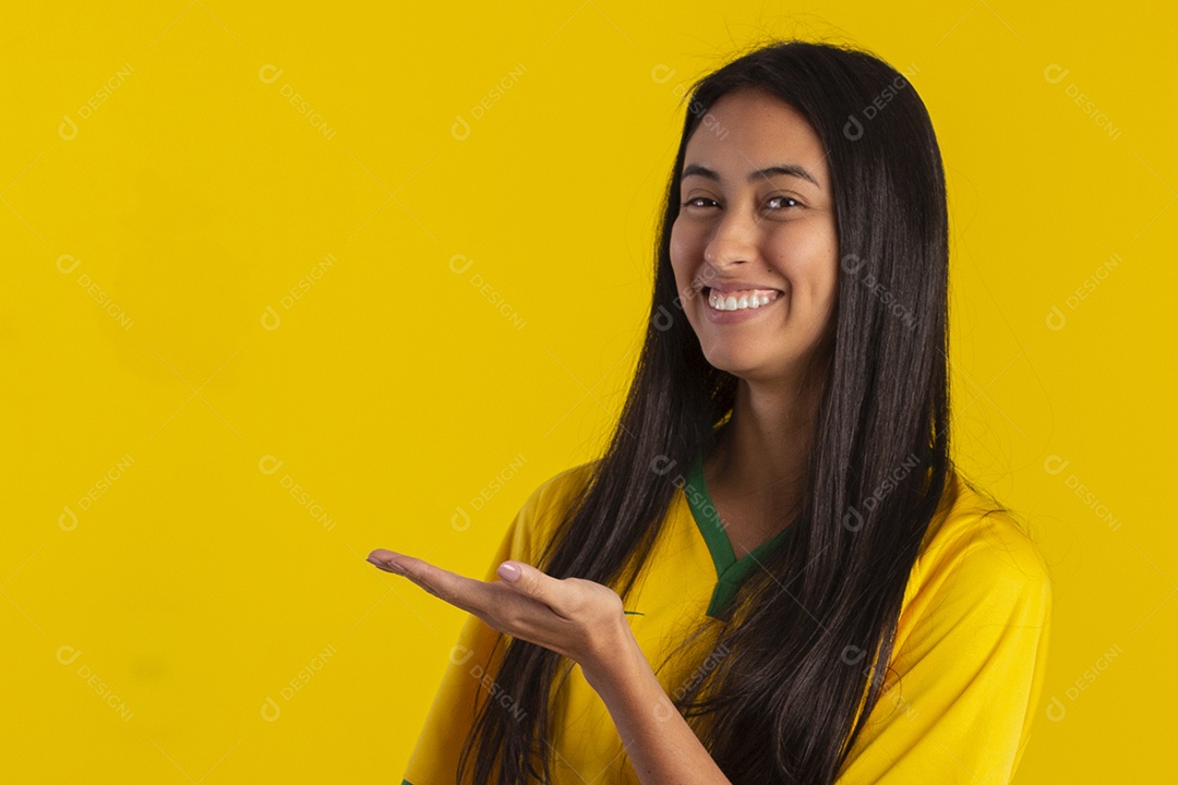 Jovem brasileira vestindo uma camisa amarela de time de futebol