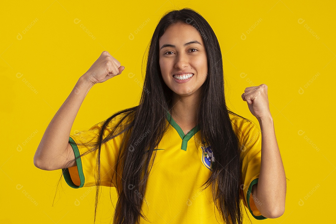 Jovem brasileira vestindo uma camisa amarela de time de futebol
