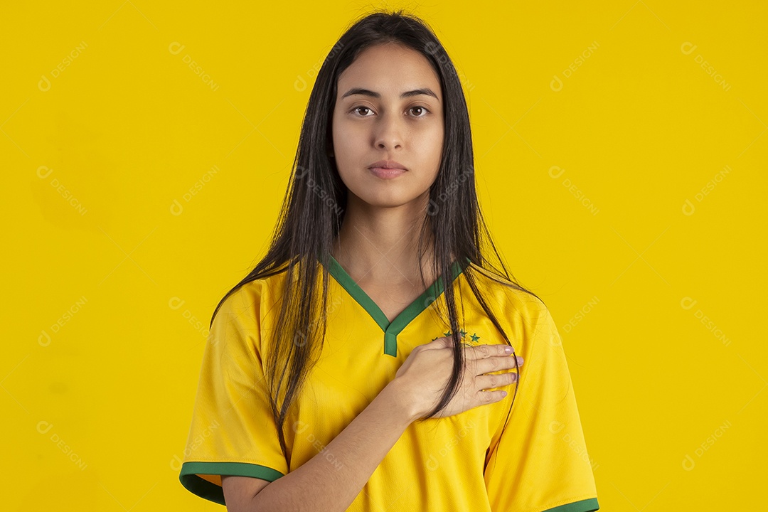 Jovem mulher vestindo blusa amarela do Brasil seria