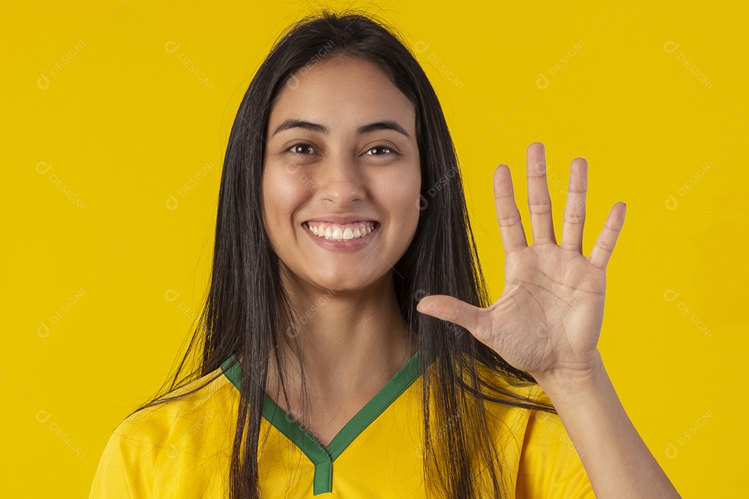 Jovem brasileira vestindo uma camisa amarela de time de futebol