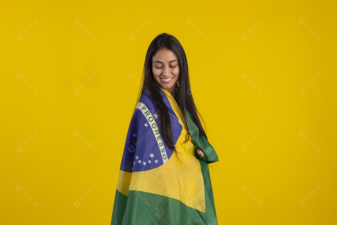 Jovem brasileira vestindo uma camisa amarela de time de futebol