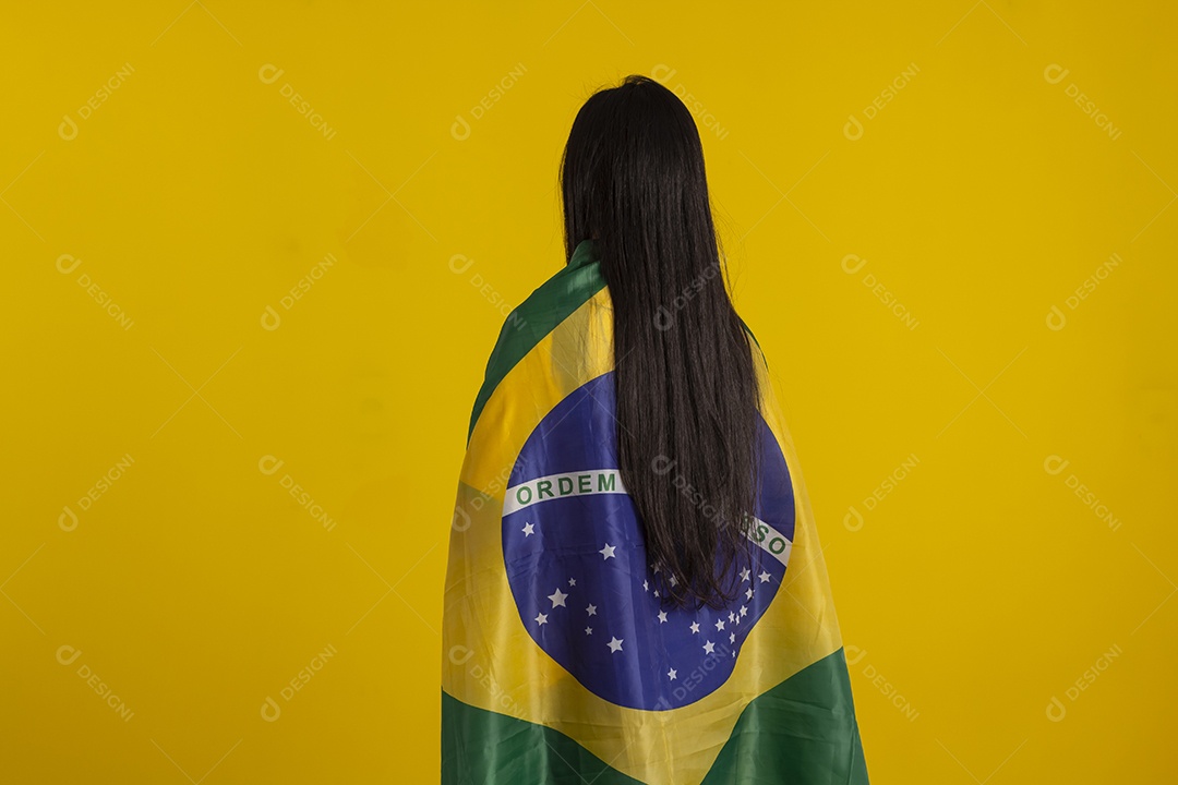 Jovem brasileira vestindo uma camisa amarela de time de futebol