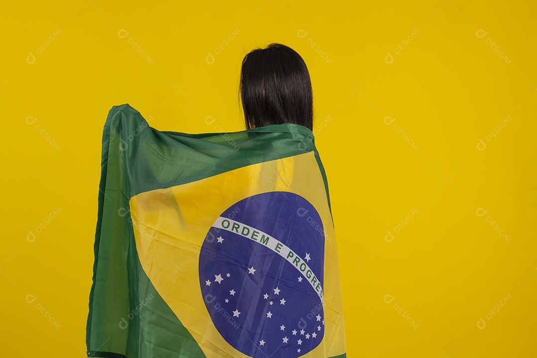 Jovem brasileira vestindo uma camisa amarela de time de futebol