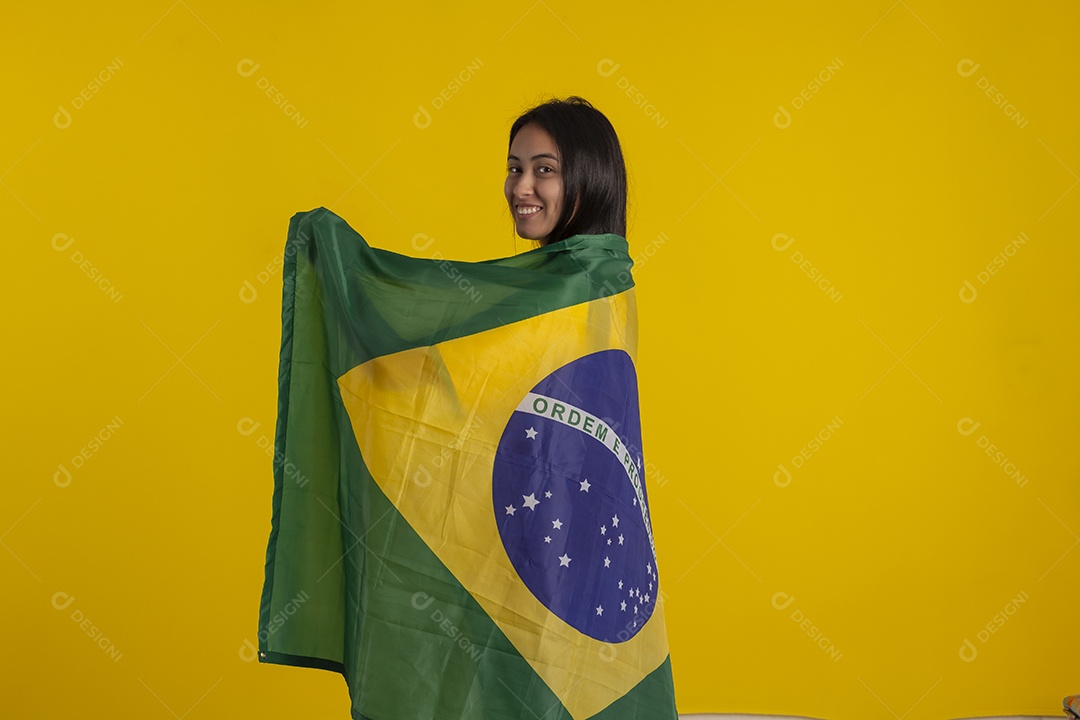 Jovem brasileira vestindo uma camisa amarela de time de futebol