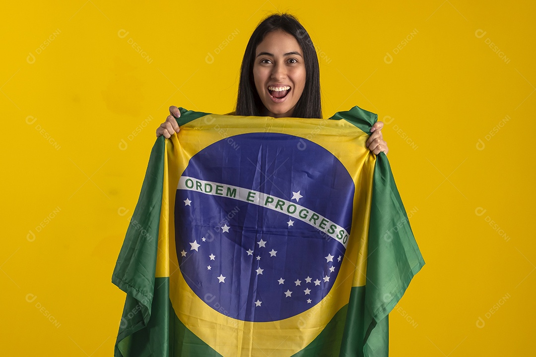 Jovem brasileira vestindo uma camisa amarela de time de futebol