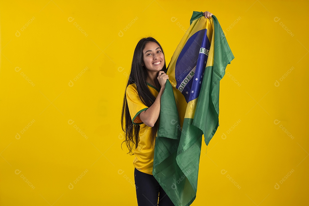 Jovem brasileira vestindo uma camisa amarela de time de futebol