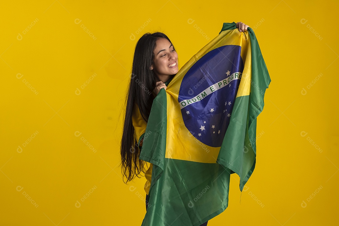 Jovem brasileira vestindo uma camisa amarela de time de futebol