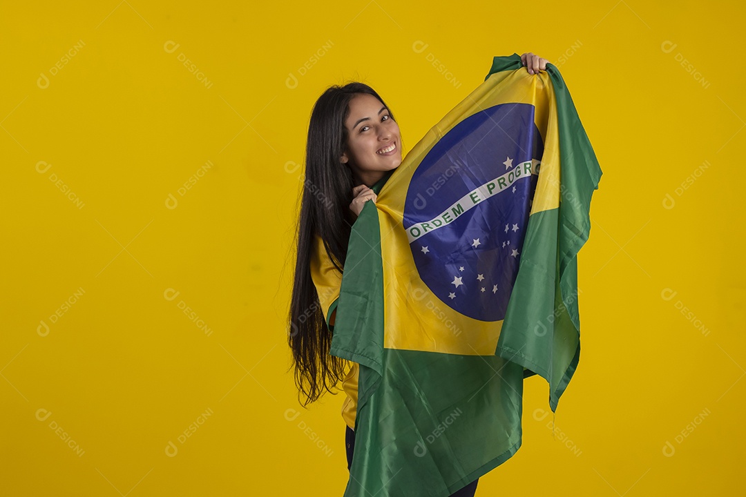 Jovem brasileira vestindo uma camisa amarela de time de futebol