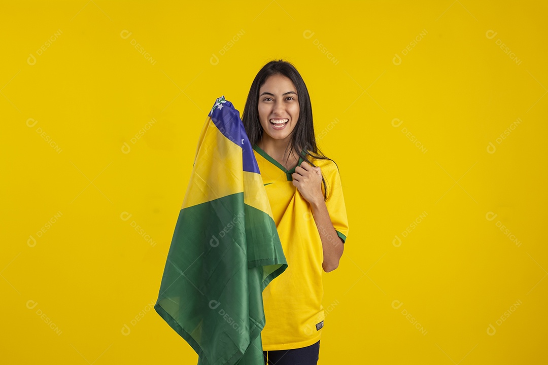 Jovem brasileira vestindo uma camisa amarela de time de futebol com várias expressões