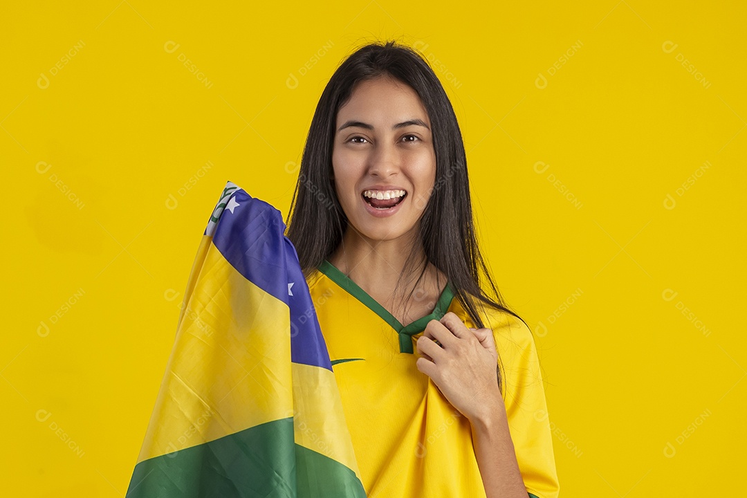 Jovem brasileira vestindo uma camisa amarela de time de futebol com várias expressões