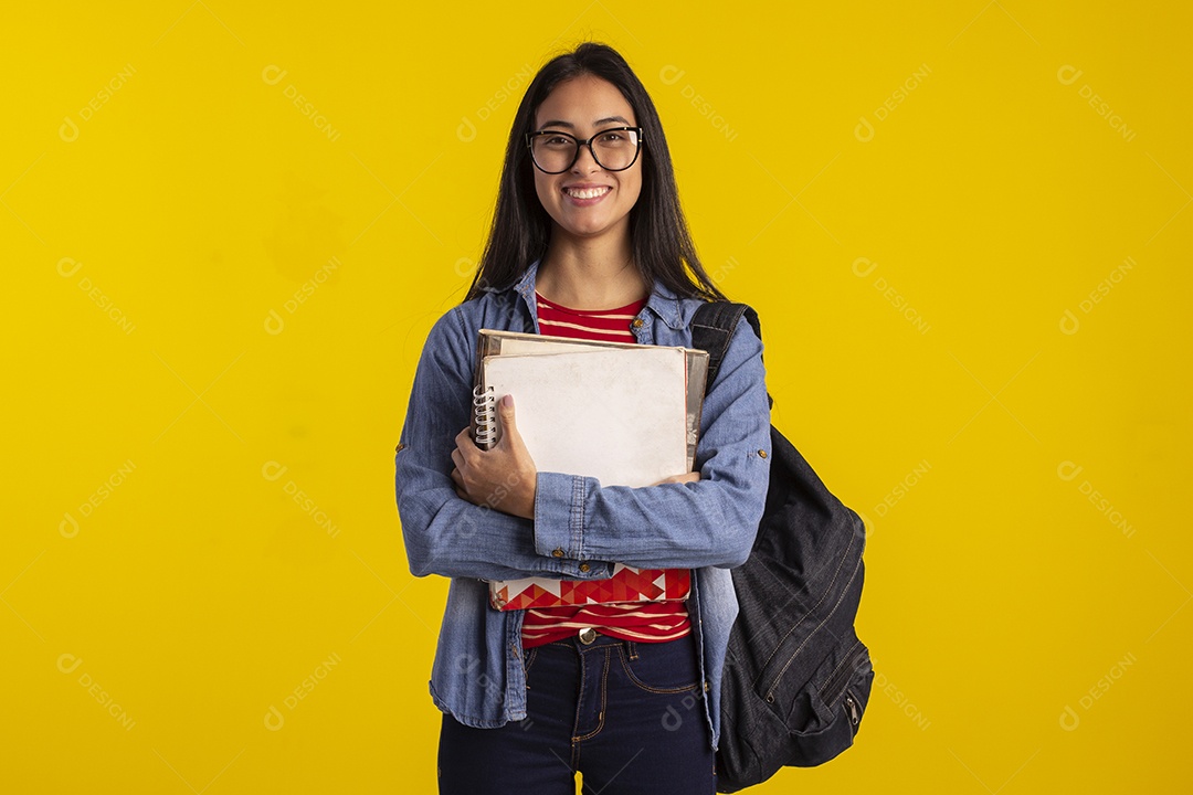 Jovem estudante linda com mochila nas costas