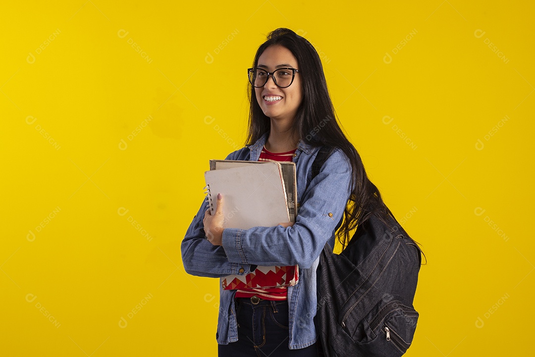 Jovem estudante linda com mochila nas costas