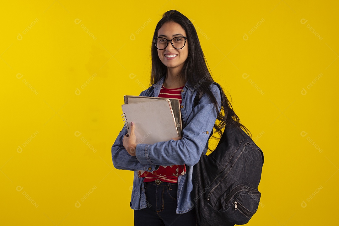Jovem estudante linda com mochila nas costas