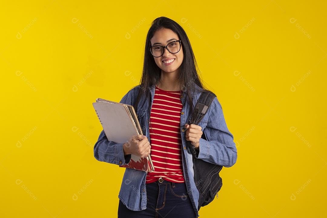 Jovem estudante linda com mochila nas costas