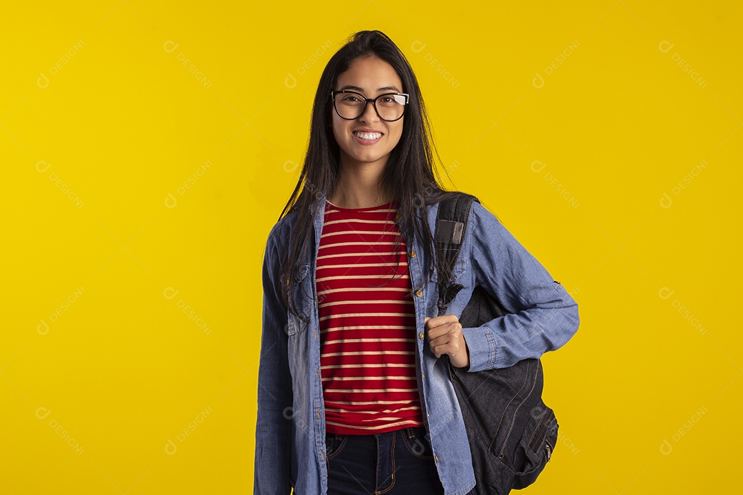 Jovem estudante linda com mochila nas costas