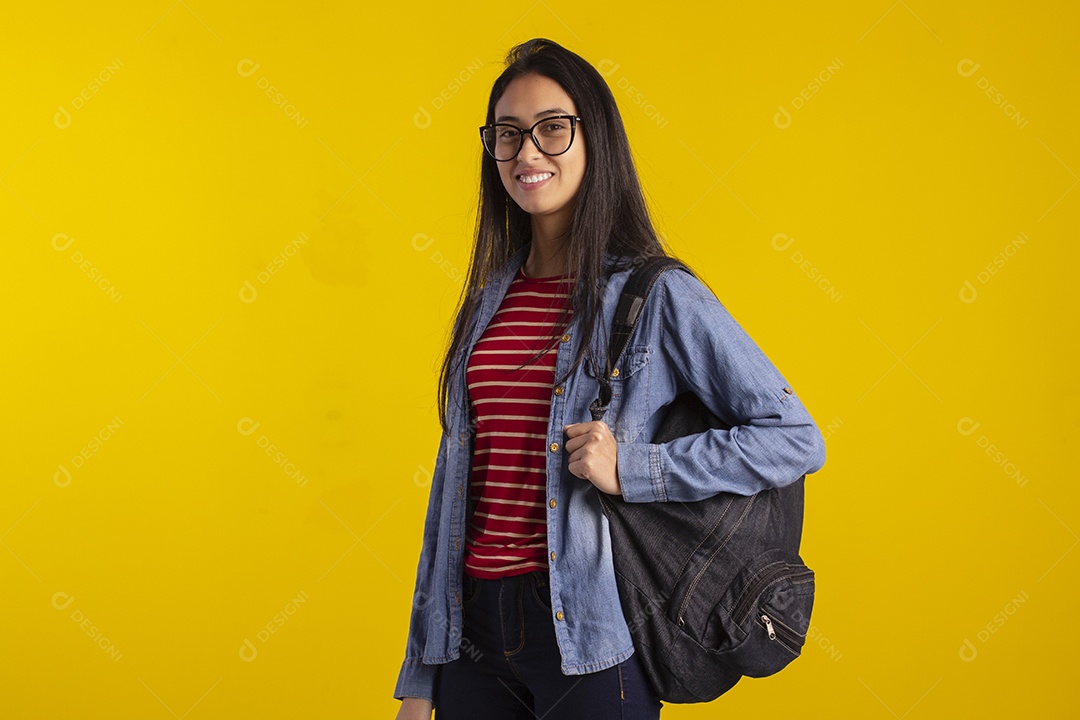 Jovem estudante linda com mochila nas costas