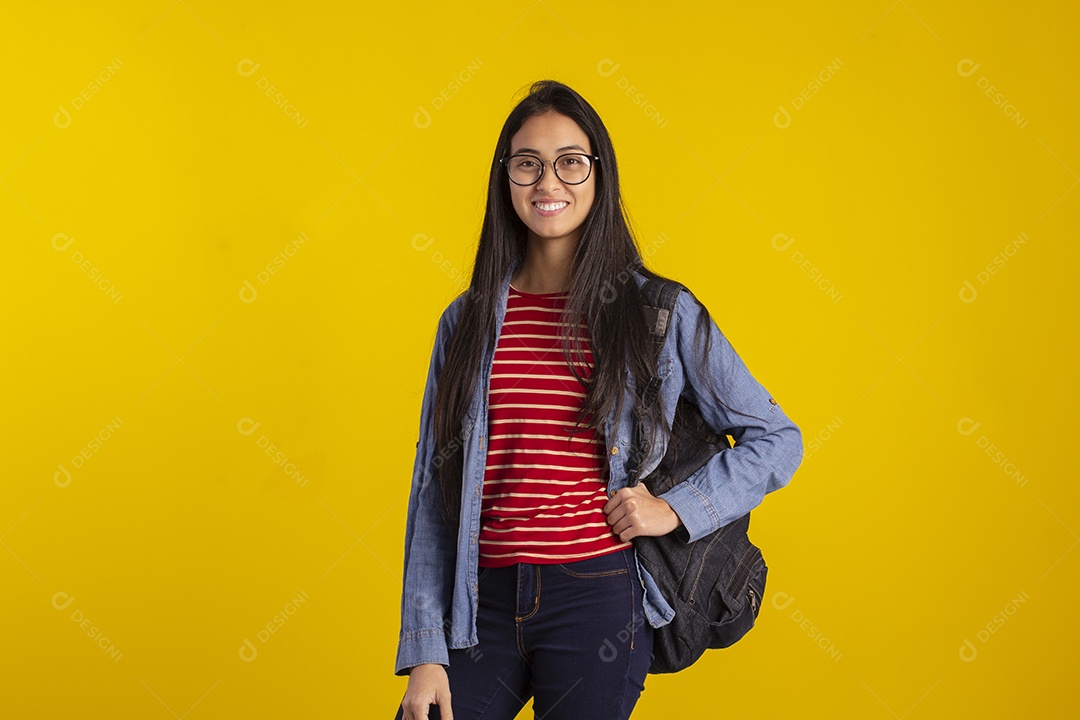 Jovem estudante linda com mochila nas costas