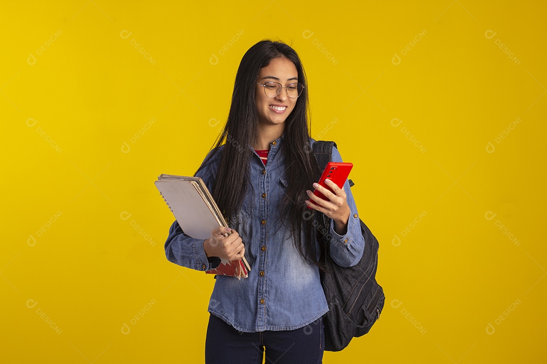Estudante feliz com livros nas mãos e mochila nas costa
