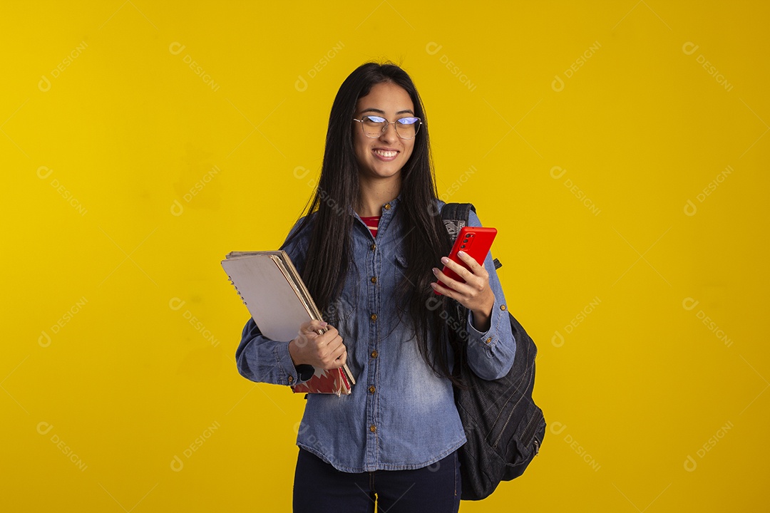Estudante feliz com livros nas mãos e mochila nas costa