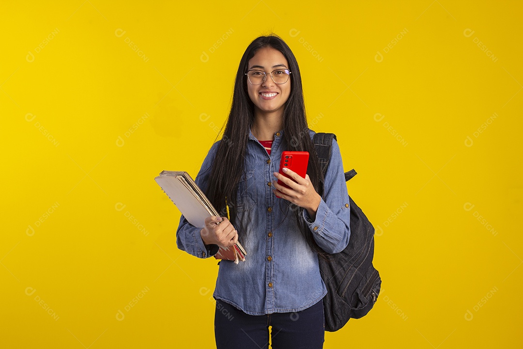 Estudante feliz com livros nas mãos e mochila nas costa