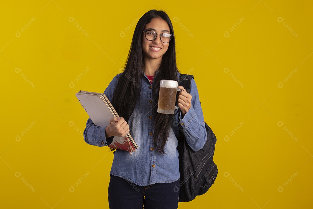 Mulher bonita Jovem estudante usando óculos com caderno mochila e uma taca de cerveja