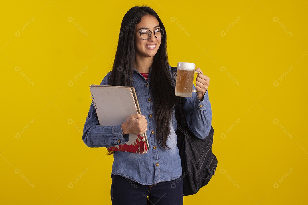 Mulher bonita jovem estudante usando oculos e com caderno mochila e uma taca de cerveja