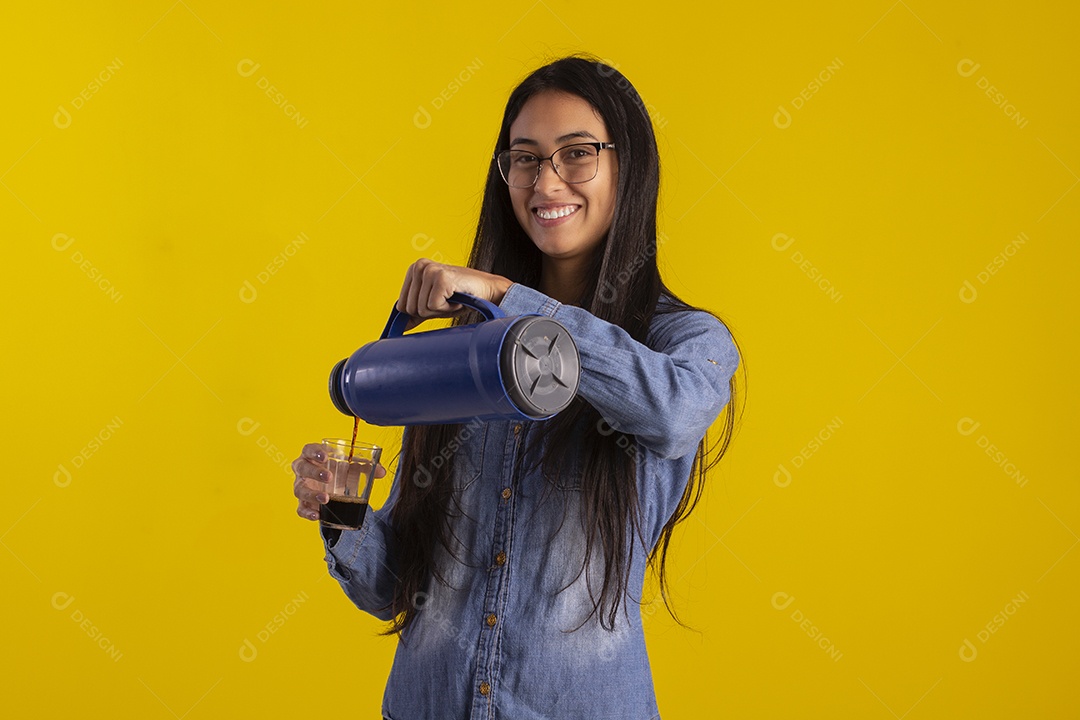 Mulher jovem bonita em fotografia de estudio para marketing e com uma garrafa de café