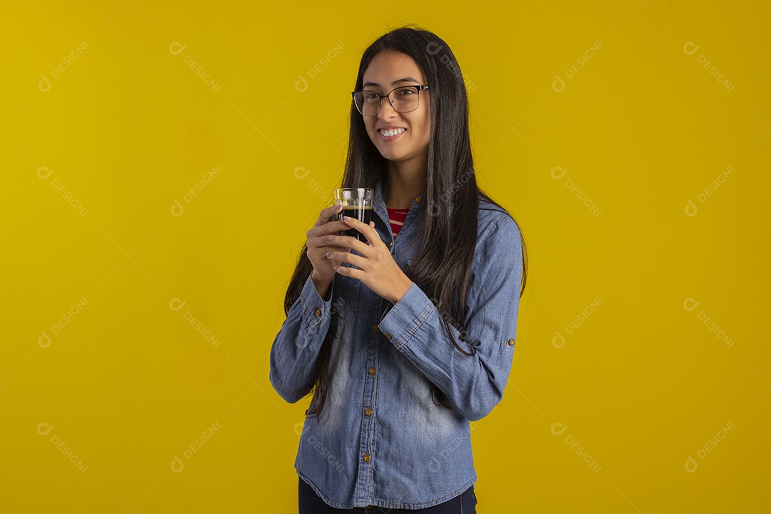 Mulher jovem bonita em fotografia de estudio para marketing e com um copo de café