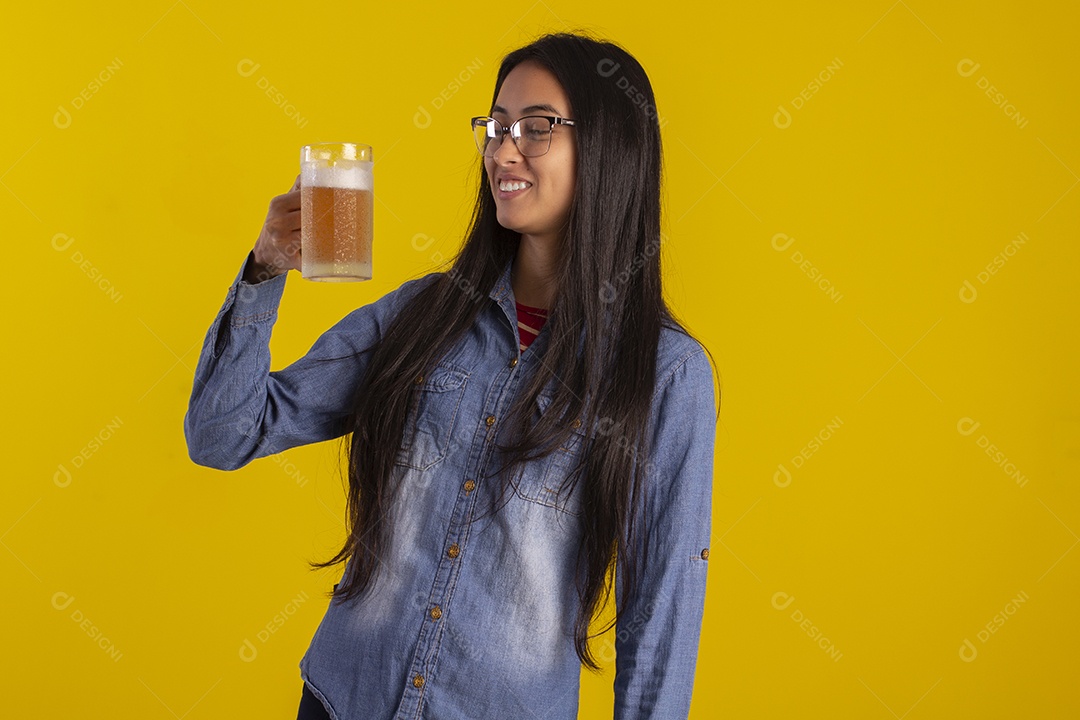 Mulher jovem bonita em fotografia e com uma caneca de cerveja