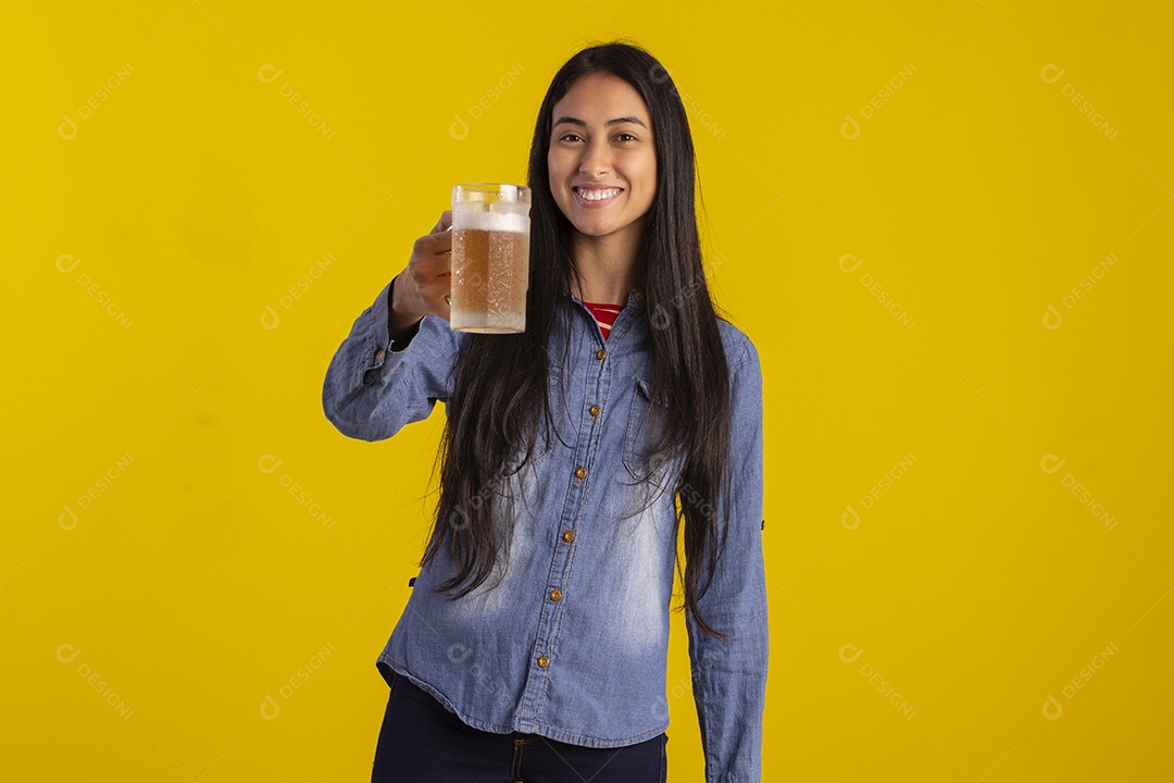 Mulher jovem bonita em fotografia e com uma caneca de cerveja