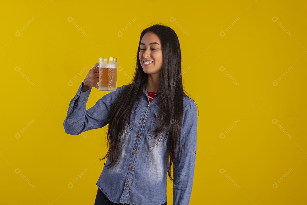Mulher jovem bonita em fotografia e com uma caneca de cerveja