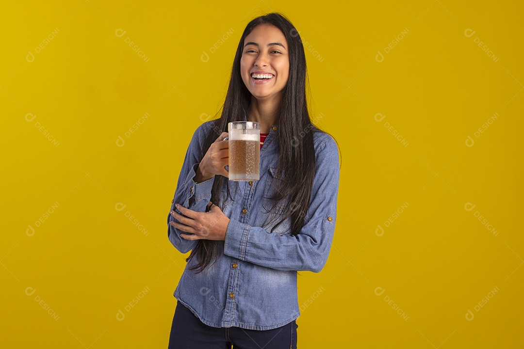 Mulher jovem bonita em fotografia e com uma caneca de cerveja