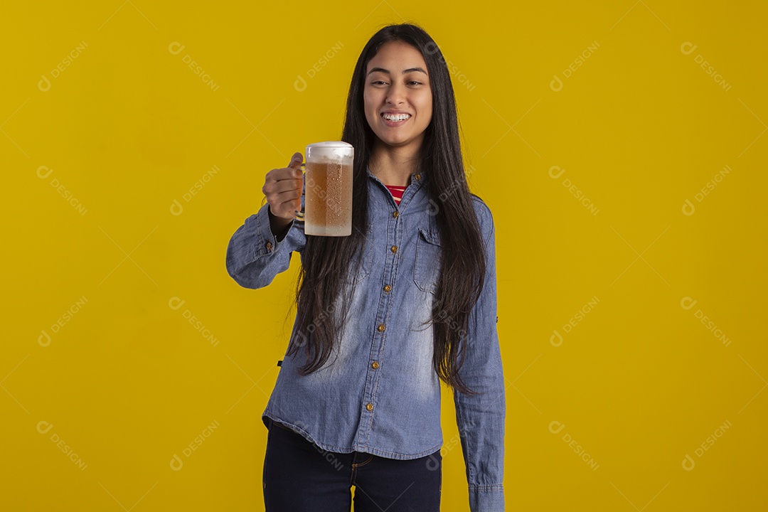 Mulher jovem bonita em fotografia e com uma caneca de cerveja