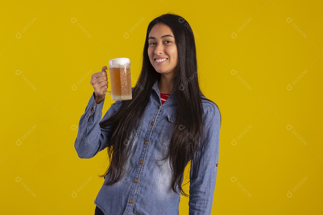 Mulher jovem bonita em fotografia e com uma caneca de cerveja