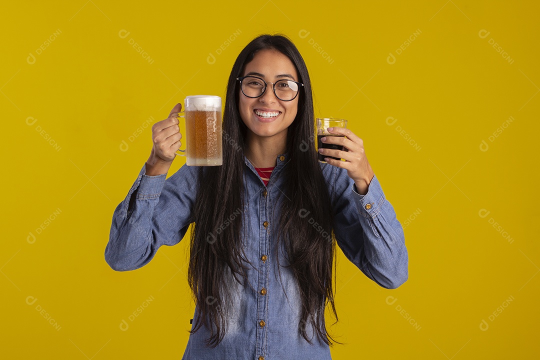 Mulher jovem bonita com caneca de cerveja e copo de café